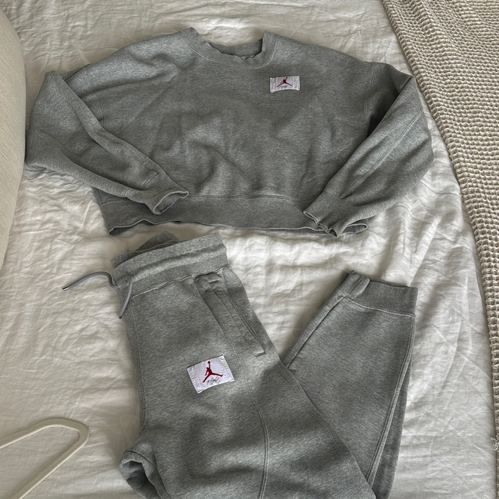Jordan sweatsuit women’s. Grey. Size small